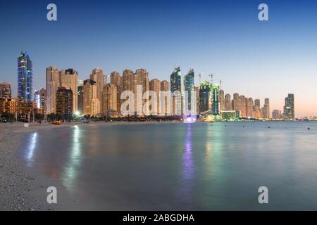 Nacht-Blick auf Strand und Skyline von High-Rise Wohnblöcke im JBR Jumeirah Beach Residences in Dubai UAE Stockfoto