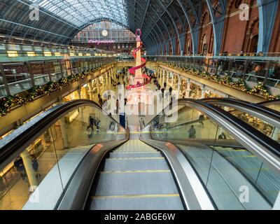 Festlicher Weihnachtsbaum am Bahnhof St. Pancras, Euston Rd, Kings Cross, London. Stockfoto