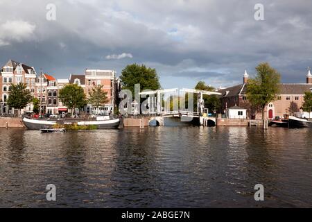 Der hölzerne Walter Süskindbrug über Nieuwe Herengracht in der Nähe der Eremitage, Amsterdam, Blick in Richtung der Hortus Botanicus Stockfoto