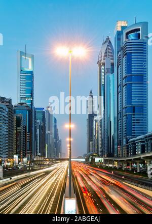 Dämmerung Blick auf Verkehr und Wolkenkratzer an der Sheikh Zayed Road in Dubai, Vereinigte Arabische Emirate Stockfoto