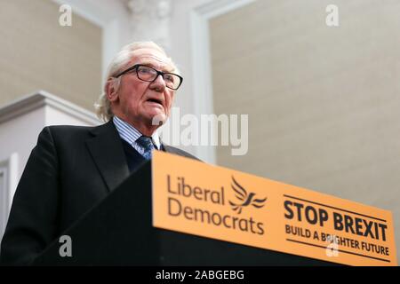 London, Großbritannien. 27 Nov, 2019. Ehemalige konservative Stellvertretender Premierminister, Herrn Michael Heseltine spricht zu Liberaldemokratischen Partei Aktivisten und Mitglieder der Medien in De Vere Grand Connaught Zimmer, Holborn über Brexit und die kommende Bundestagswahl. Die Briten gehen zu den Abstimmungen am 12. Dezember in einer allgemeinen Wahl. Credit: Dinendra Haria/Alamy leben Nachrichten Stockfoto