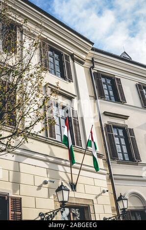 Budapest, Ungarn - Nov 6, 2019: Detail der Fassade des Theaters von Buda. Ungarische Fahnen schwenkten. Budapest das kulturelle Leben. Stockfoto