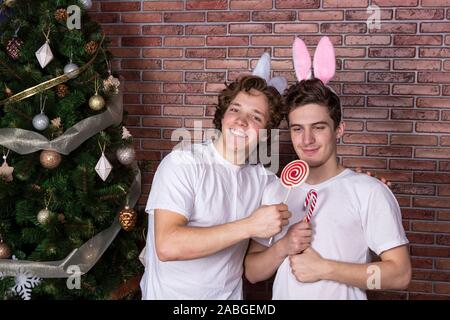 Feier. Zwei glückliche Jungs in Anzügen Kaninchen Stockfoto