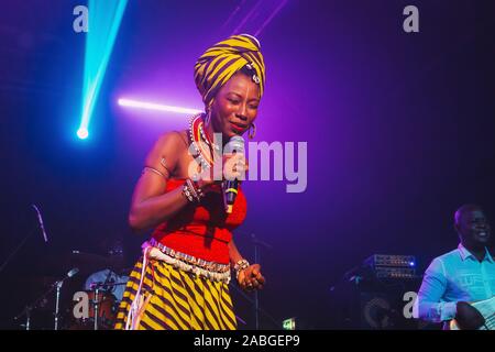 Mailand, Italien. 27. November 2019. Fatoumata Diawara live im Konzert an Magazzini Generali in Mailand, Italien. © Alessandro Bremec Stockfoto