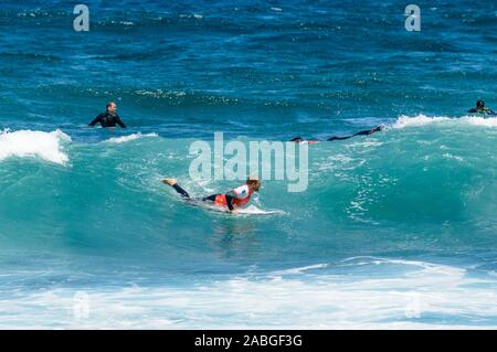 Gruppe von Surfer Warten auf den Tisch zu brechen Wellen am Strand von Las Americas. April 11, 2019. Santa Cruz De Tenerife Spanien Afrika. Reisen Tourismus Stockfoto