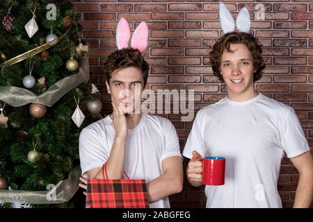 Feier. Zwei glückliche Jungs in Anzügen Kaninchen Stockfoto