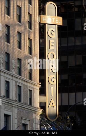 Vancouver, Kanada - 5. Oktober 2019: Blick auf den Eingang Georgia Hotel in der Innenstadt von Vancouver. Vintage anzeigen Stockfoto