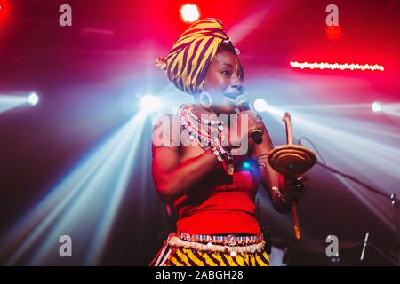 Mailand, Italien. 27. November 2019. Fatoumata Diawara live im Konzert an Magazzini Generali in Mailand, Italien. © Alessandro Bremec Stockfoto