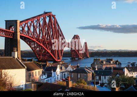 Anzeigen von North Queensferry und der berühmten Forth Rail Bridge überspannt die Firth-of-Forth zwischen Fife und West Lothian, Schottland, Vereinigtes Königreich. Stockfoto