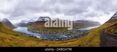 Stadt von klaksvik mit einem Feldweg auf die Färöer, Dänemark Stockfoto