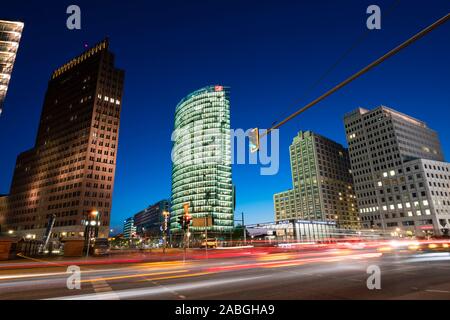 Nacht Blick auf die Skyline des Verkehrs am Potsdamer Platz in Berlin Deutschland Stockfoto
