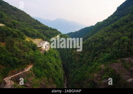 Blick von der Contra Dam über ein Wasserkraftwerk in Tessin, Schweiz Stockfoto