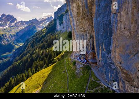 Schweizer Alpen und ein Restaurant unter einem Felsen auf dem Berg Ebenalp in der Schweiz Stockfoto