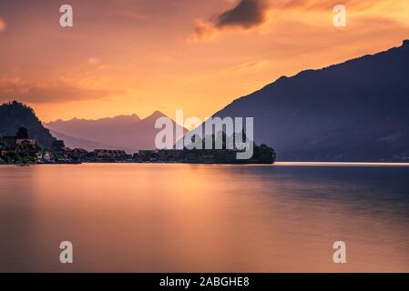 Sonnenuntergang über Iseltwald Halbinsel und der ehemaligen Burg in der Schweiz Stockfoto