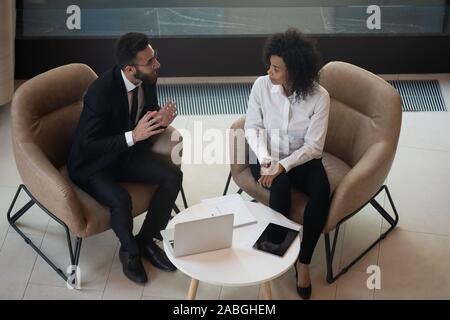 Blick von oben auf die multiethnische Kollegen im Büro zu besprechen Stockfoto