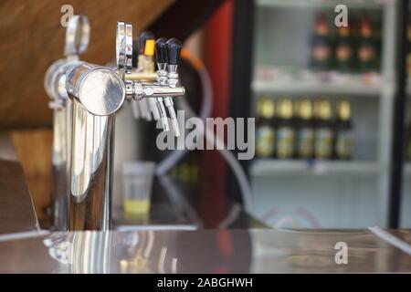 Chrom Bier Taps in einem Sommer bar. Stockfoto
