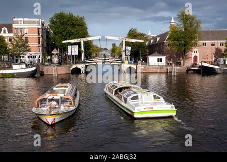 Der hölzerne Walter Süskindbrug über Nieuwe Herengracht in der Nähe der Eremitage, Amsterdam, Blick in Richtung der Hortus Botanicus Stockfoto