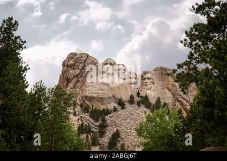 Vier Präsidenten Köpfe in den Fels gehauen am Mount Rushmore in South Dakota in einem Sommer Landschaft Stockfoto