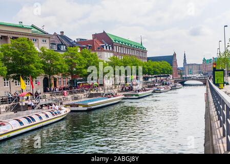 Kanal Boote bei Canal Tours Kopenhagen Quay. Ved Stranden Slotholmens Kanal. Hafen von Kopenhagen. Kopenhagen. Dänemark Stockfoto