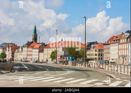 Vindebrogade mit Kopenhagener Rathaus (Københavns Rådhus) im Hintergrund. Ved Stranden Slotholmens Kanal. Kopenhagen, Dänemark Stockfoto