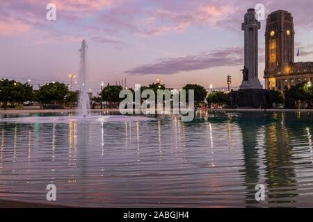 Brunnen in der Dämmerung in der Plaza de España in Santa Cruz de Tenerife, Kanarische Inseln, Spanien Stockfoto