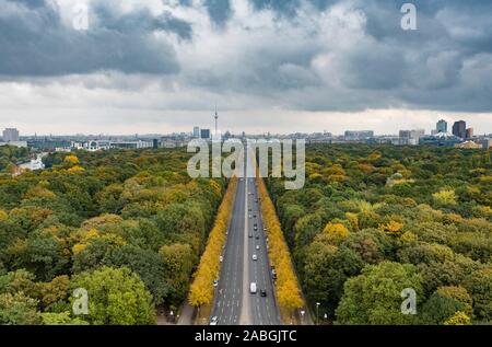 Blick über den Tiergarten in Richtung Brandenburger Tor im Herbst in Berlin Deutschland Stockfoto