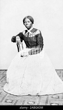 Jahrgang Porträt Foto von Harriet Tubman (c 1820 - 1913). In Sklaverei geboren, Tubman (Geburtsname Araminta Ross) entwischt und später geführten anderen Sklaven in die Freiheit über die U-Bahn vor der Arbeit als Krankenschwester, Spion und Scout für die Unionsarmee während des Amerikanischen Bürgerkriegs. Im späteren Leben Sie engagiert in humanitären Arbeit und gefördert, um die Ursache für das Frauenwahlrecht. Foto ca. 1868 von Benjamin F Powelson. Stockfoto