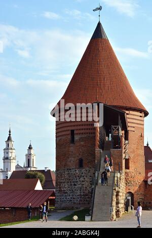 Kaunas, Litauen, 30. August: Bürger und Touristen mit dem Turm von Kaunas Burg in der Altstadt von Kaunas, August 30, 2019 kennen. Stockfoto