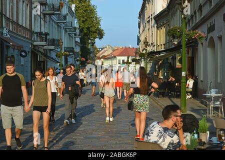 Kaunas, Litauen, 30. August: Bürger und Touristen schlendern entlang Vilnius Straße und in gemütlichen Cafés am Abend in der Altstadt von Kaunas entspannen Sie auf Au Stockfoto