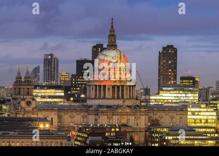 London, UK, 27. November 2019. Die Kuppel der St. Paul's Cathedral in der City von London, hier aus über die Themse gesehen, der an diesem Abend beleuchtet mit einer Projektion des englischen Dichters und Malers William Blake's letzten Meisterwerk "Alten der Tage" für Blake's Geburtstag. Credit: Imageplotter/Alamy leben Nachrichten Stockfoto