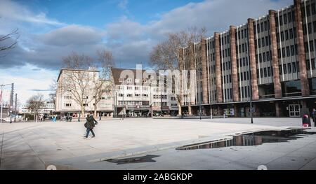 Freiburg im Breisgau, Deutschland - 31. Dezember 2017: Straße Atmosphäre auf dem Platz der Alten Synagoge, wo die Fußgänger an einem Wintertag zu Fuß Stockfoto