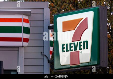 Vancouver, Kanada - Oktober 7,2019:7 Elf Logo auf einem Speicher an der Wand. Internationale Kette von Convenience Stores Stockfoto