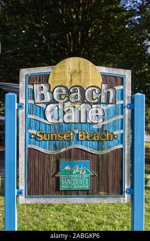 Vancouver, Kanada - Oktober 5,2019: Eine Ansicht von Zeichen' Strand Cafe' am Sunset Beach in Vancouver Stockfoto