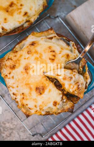 Leckere heiße Lasagne in kleinen blauen Topf Stockfoto