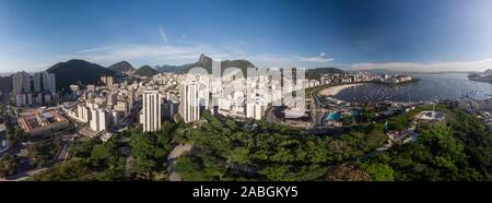 Panoramablick auf Rio de Janeiro mit einem stadtbild von Botafogo und Guanabara Bucht und die Baustelle der neuen Holocaust Museum im Vordergrund.