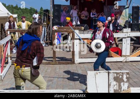 Wyborg, Russland - Juli 27: Schwert Schlacht während traditionelle mittelalterliche Festival am Juli 27, 2019 in Wyborg, Russland Stockfoto