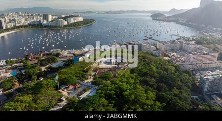 Die neuen Holocaust Museum im Bau auf dem Pasmado Hügel in der Stadt von Rio de Janeiro mit im Hintergrund das Boot in Cove Stockfoto
