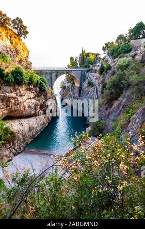 Blick auf Fiordo di Furore bogen Brücke zwischen hohen Felsen über dem Tyrrhenischen Meer Bay in der Region Kampanien in Italien gebaut. Einzigartige Bucht unter der Cl Stockfoto