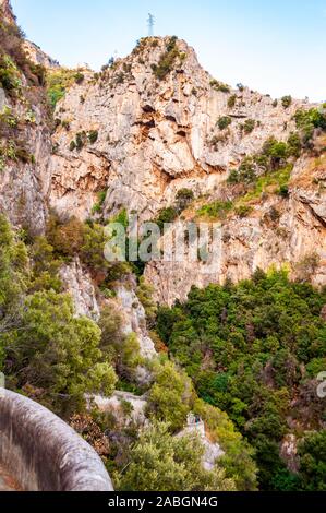 Hohe felsige Berge über Fiordo Di Furore natürliche Schlucht mit Tyrrhenische Meer Bucht in Kampanien, Italien Stockfoto