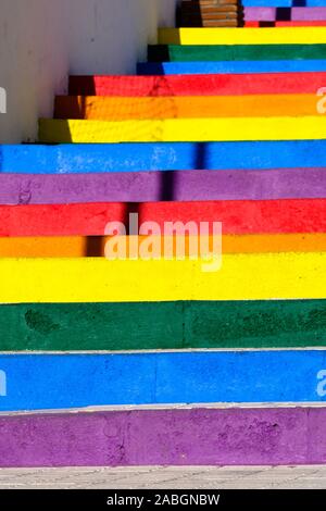 Regenbogenfarbige Schritte im Beach Resort von Nerja, Axarquia, Andalusien, Costa del So, l Spanien Stockfoto