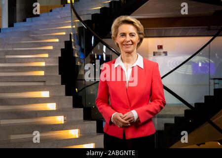 Straßburg, Frankreich. 27 Nov, 2019. 27 November 2019, Frankreich (Frankreich), Straßburg: Der Präsident der Europäischen Kommission, Ursula von der Leyen (CDU), Mitglied der EVP-Fraktion, steht im Gebäude des Europäischen Parlaments. Quelle: dpa Picture alliance/Alamy leben Nachrichten Stockfoto