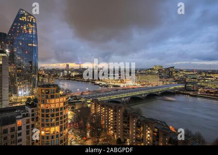 London, Großbritannien. 27. November 2019. Dunkle Regenwolken hängen über Themse und London. Es war eine meist düstere und regnerischen Tag in der Hauptstadt mit schweren Regen und kalten Temperaturen. Credit: Imageplotter/Alamy leben Nachrichten Stockfoto