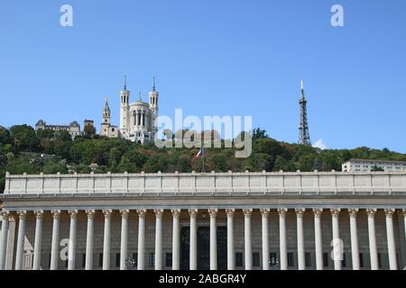 Die neoklassische Fassade der Palast der Justiz auf dem Hintergrund der Basilika von Notre Dame De Fourviere, Lyon, Frankreich Stockfoto