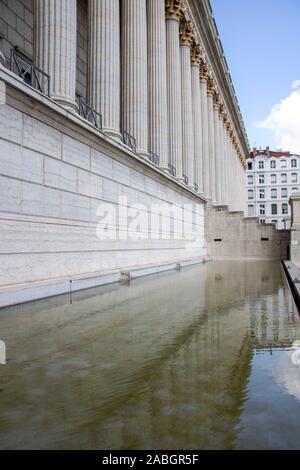 Die Spalten der Justiz Palast in das Wasser des Brunnens in Lyon, Frankreich widerspiegelt Stockfoto