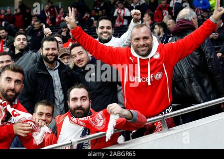 London, Großbritannien. 26 Nov, 2019. Olympiakos Pirea Fans während der UEFA Champions League Match zwischen den Tottenham Hotspur und Olympiakos Piräus Piräus bei Tottenham Hotspur Stadion in London, England. Foto von Carlton Myrie. Nur die redaktionelle Nutzung, eine Lizenz für die gewerbliche Nutzung erforderlich. Keine Verwendung in Wetten, Spiele oder einer einzelnen Verein/Liga/player Publikationen. Credit: UK Sport Pics Ltd/Alamy leben Nachrichten Stockfoto