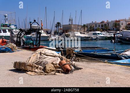 Die Fanggeräte, die am Rand eines Docks im Hafen von Cabo de Palos, in Murcia, Spanien, im südlichen Mittelmeerraum Stockfoto