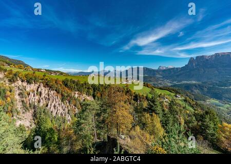 Detailliertes Bild des berühmten Erdpyramiden in der Nähe von Ritten in Südtirol an einem sonnigen Herbsttag mit den Dolomiten im Hintergrund Stockfoto