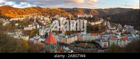 Blick auf Karlsbad Stadt von oben bei Sonnenuntergang Stockfoto