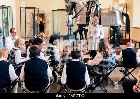 Museum Lektion für Schüler an Waffen und Rüstungen, Philadelphia Museum der Kunst, PA, USA Stockfoto