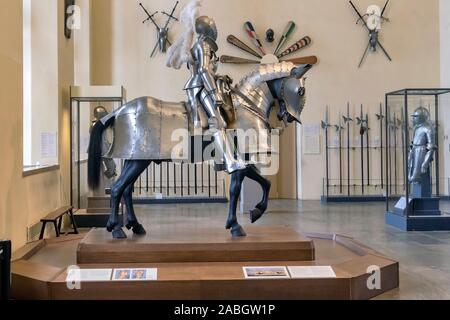 Mittelalterliche Ritter zu Pferd, а seltene Europäische horse Armor - durch eine ebenso Anzug der Mann Rüstung, Philadelphia Museum der Kunst, PA, USA begleitet Stockfoto